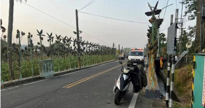 屏東縣高樹一名67歲劉姓老農，日前外出「巡田水」，清晨到溝渠裡準備分水灌溉，卻疑似因路燈漏電遭到電擊，倒臥水溝中身亡。（圖／警方提供）