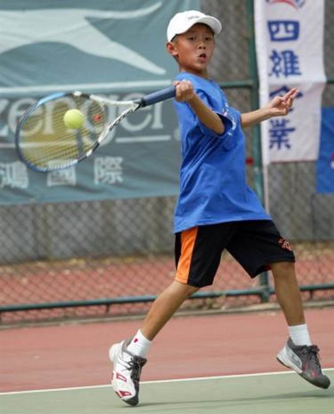 刘丞儿时在网球场上拚劲十足。（艾迪升传播提供）