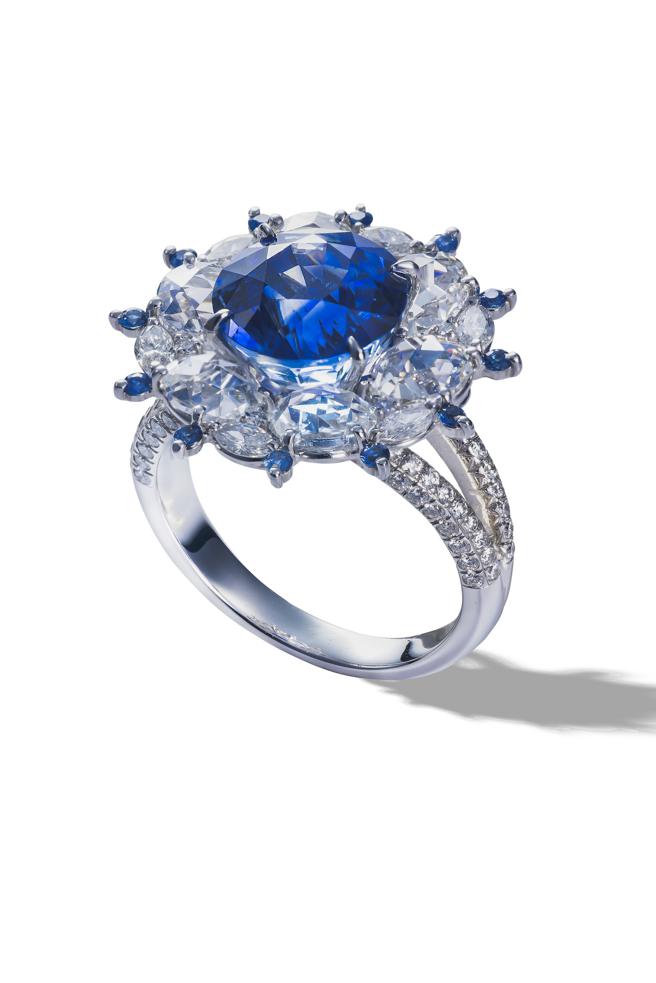 DAMIANI Absolute藍寶石戒指，低調不掩奢華。無論是日常佩戴、也可加上鍊墜，（DAMIANI提供）