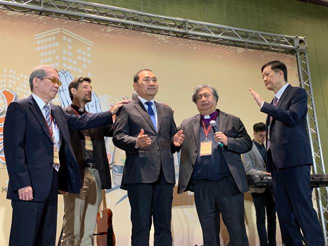 新北市长侯友宜说，大家应该和平相处，彼此多沟通，带着善意坦开心胸，携手合作往前走。（叶德正摄）