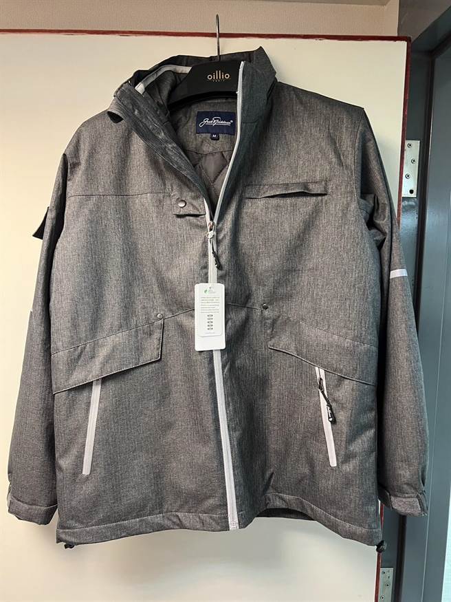 有里长反映日前接到区公所通知要发送「灯会外套」且不提供试穿，也不保证有尺寸。（林延凤办公室提供／陈薏云台北传真）