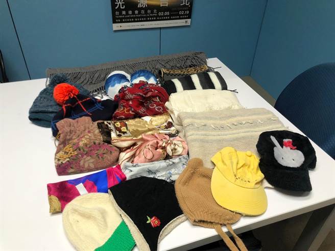 台北市政府观光传播局17日盘点出台湾灯会展区200多件拾获物品及400多张卡证，其中更有许多儿童用品，如奶嘴、幼稚园围兜等，还有多只单脚儿童鞋，巧合的是以左脚居多。（台北市观传局提供／陈薏云台北传真）