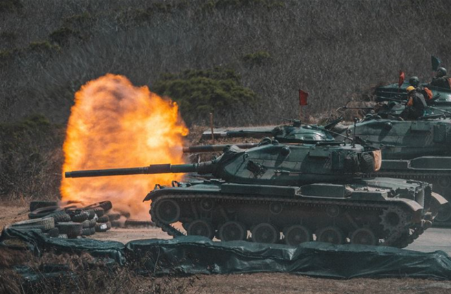 陆战99旅运送弹药回库急煞，「栈板」滑动撞伤上兵「腰椎骨折」。(青年日报提供)