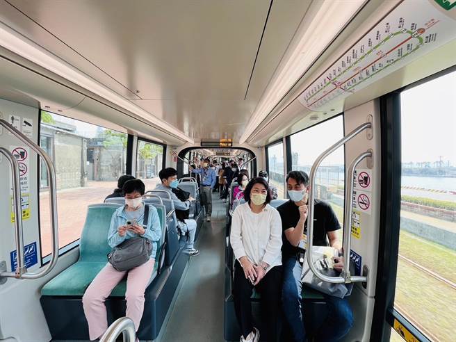 嘉义市长黄敏惠17日到高雄参加「南方治理平台」，实际体验搭高雄轻轨。（嘉义市政府提供∕吕妍庭嘉义传真）