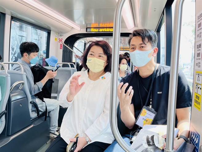 嘉义市长黄敏惠17日到高雄参加「南方治理平台」，实际体验搭高雄轻轨。（嘉义市政府提供∕吕妍庭嘉义传真）