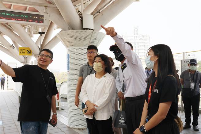 嘉义市长黄敏惠17日到高雄参加「南方治理平台」，实际观摩高雄轻轨。（嘉义市政府提供∕吕妍庭嘉义传真）