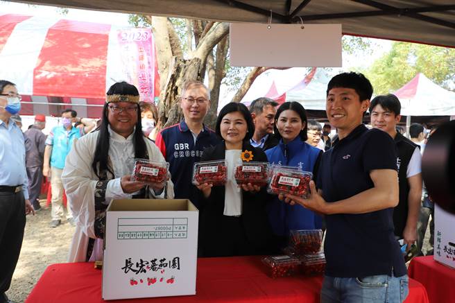 土库镇长陈特凯粉墨登场同乐，县长张丽善推荐土库农特产。（周丽兰摄）