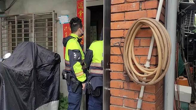 海山分局员警到陈姓上兵老家查访。（民眾提供）