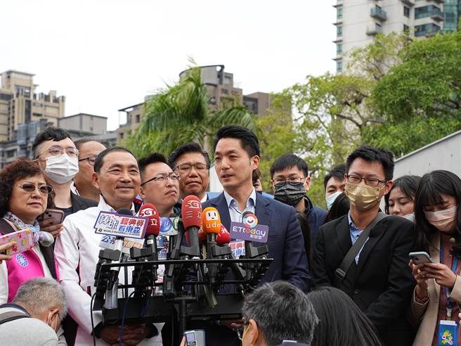 今(18)日台北市长蒋万安与侯友宜一起到新北三重出席捷运环状线北环段开工动土仪式时，蒋万安受访时直言「廉者、民之表也」，更高呼「侯友宜加油」。(黄敬文摄)