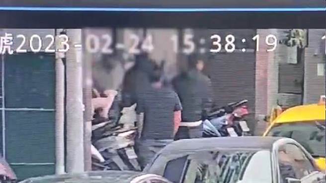 69歲阿伯爭風吃醋，在路邊押走蔡男。（警方提供）