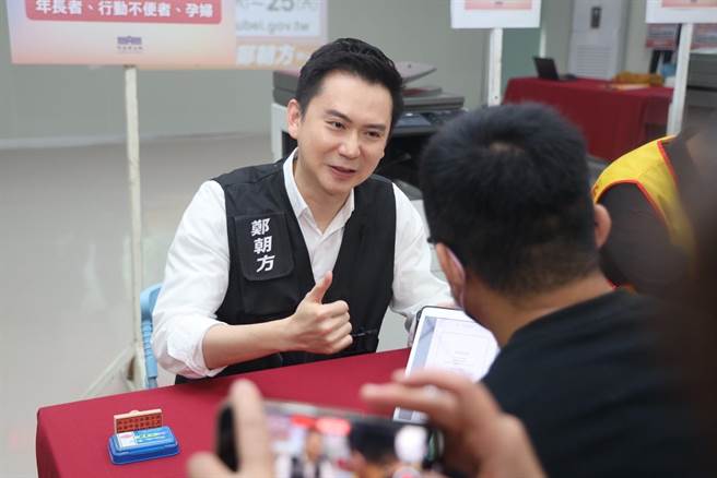 竹北市长郑朝方亲自向民眾说明纾困金E化申请流程。（竹北市公所提供／邱立雅竹县传真）