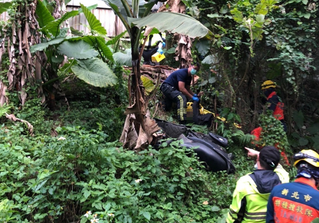 中和华新街下午发生一起自撞死亡车祸意外，一辆机车失控自撞路边护栏后摔落边坡，造成两名6旬老翁急一人死亡。(戴志扬翻摄)
