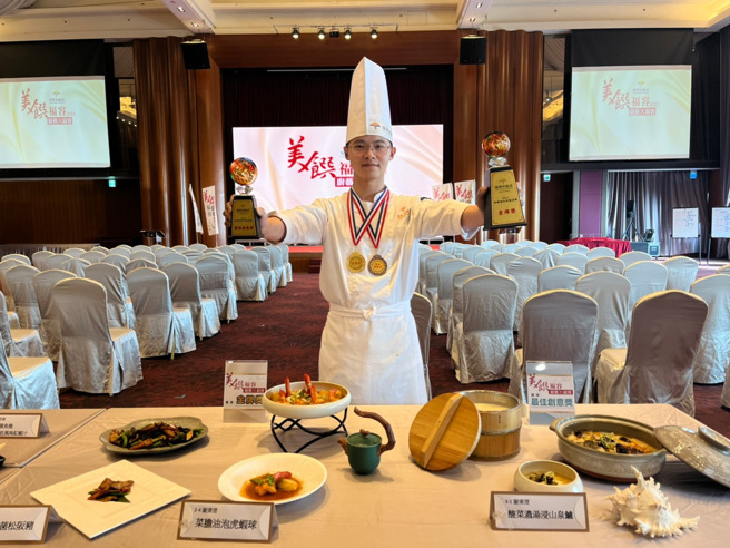 福容福隆店谢秉澄师傅荣获福容大饭店第四届美饡福容厨艺竞赛金奖与最佳创意奖。（图/玄奘大学提供）