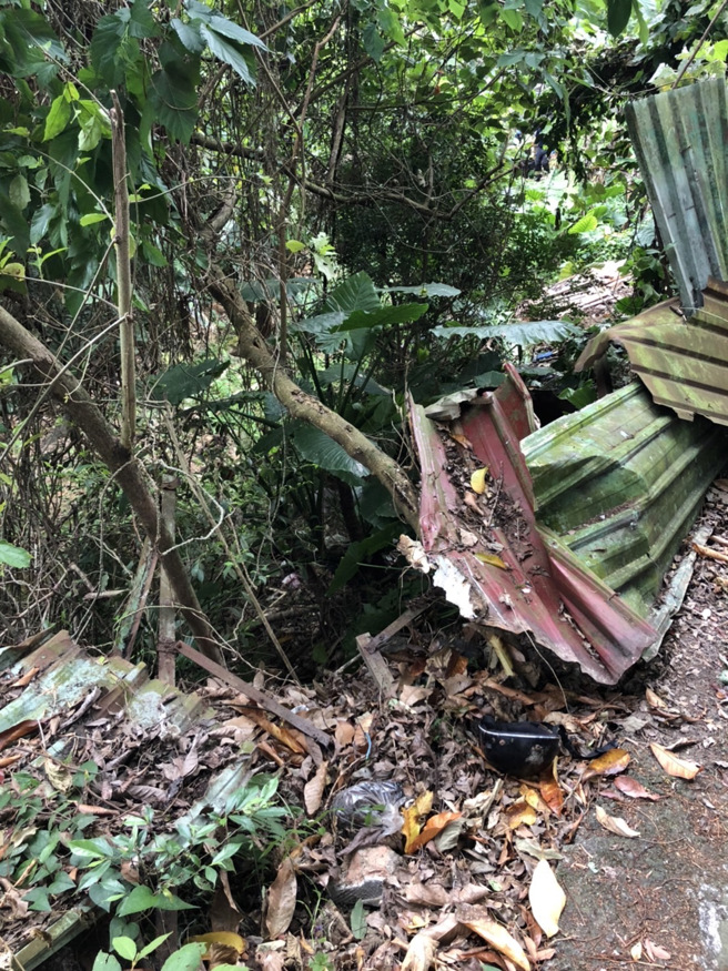 中和华新街下午发生一起自撞死亡车祸意外，一辆机车失控自撞路边护栏后摔落边坡，造成两名6旬老翁急一人死亡。(戴志扬翻摄)