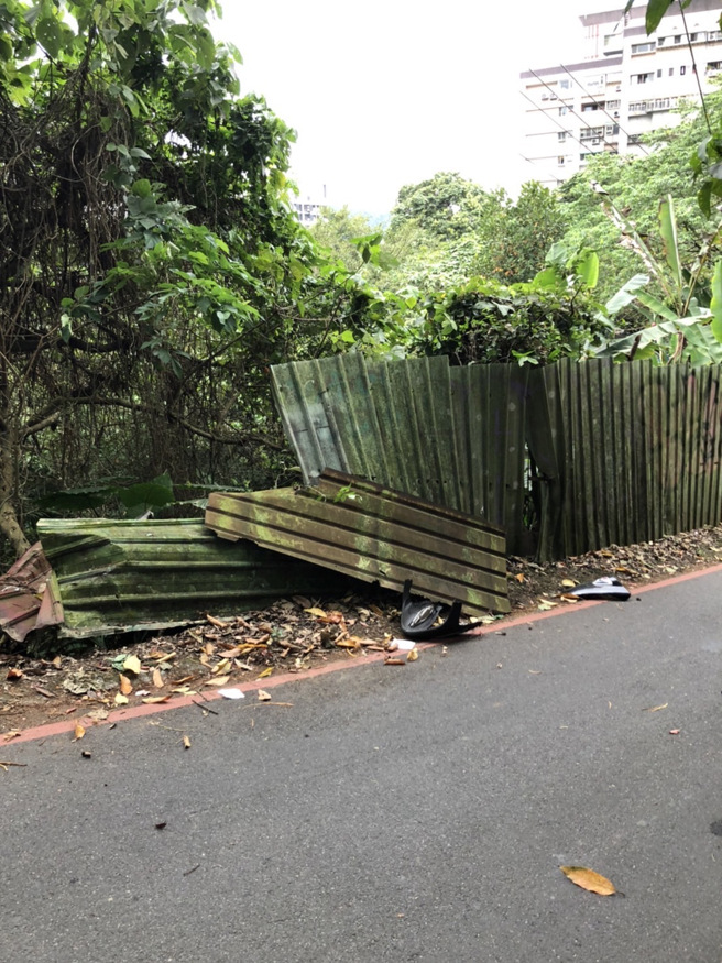 中和华新街下午发生一起自撞死亡车祸意外，一辆机车失控自撞路边护栏后摔落边坡，造成两名6旬老翁急一人死亡。(戴志扬翻摄)