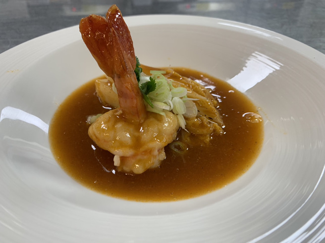 得奖作品之一「菜胆油泡虎虾球」。（图/玄奘大学提供）