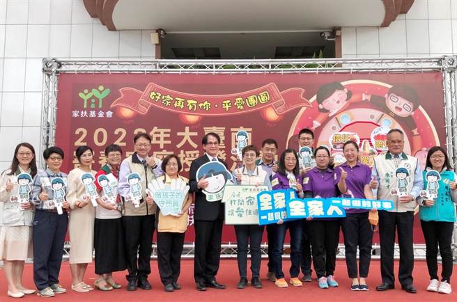 台南市政府今天颁发78户寄养家庭合格证书。（台南市政府提供／曹婷婷台南传真）