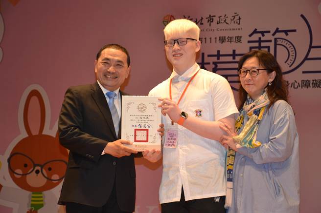 新店区康桥国际学校模范学生彭有翊患有白化症，但他在疫情期间完成12天920公里单车环岛挑战，明日还要参与铁人三项赛事，希望突破自我。（蔡雯如摄）