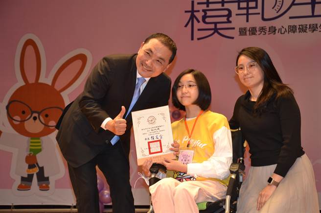 芦洲国小六年级学生王洁沂患有脊椎性肌肉萎缩症，虽然行动不便，仍积极努力向学，王洁沂妈妈也呼吁，盼政府给予罕病患者更多治疗、用药机会。（蔡雯如摄）