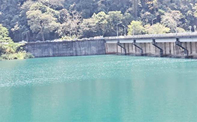 马鞍坝是依据上游德基水库下来的发电水量调解水位，将库区的水经引水隧道至马鞍电厂转换成电力。(陈世宗摄)