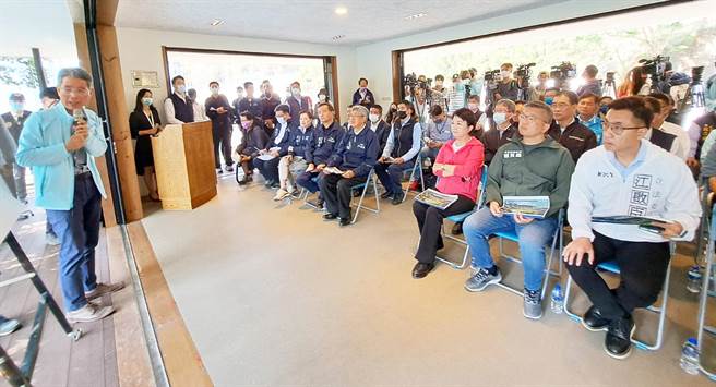 行政院长陈建仁和经济部长王美花等人，18日到台中大甲溪视察水情，并听取水利署介绍水情。(陈世宗摄)