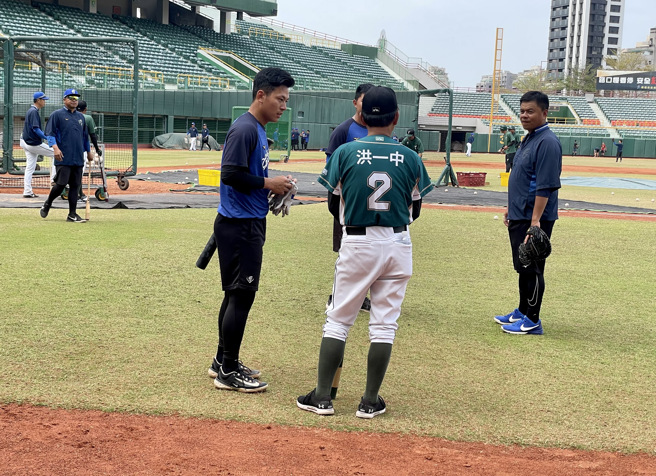 富邦悍將戴培峰賽前與台鋼雄鷹總教練洪一中打招呼。（毛琬婷攝）