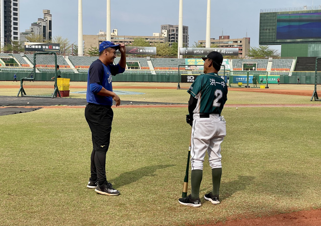 富邦悍將蔣智賢賽前與台鋼雄鷹總教練洪一中打招呼。（毛琬婷攝）