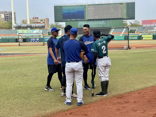 富邦悍將申皓瑋、范國宸、林哲瑄賽前向台鋼雄鷹總教練洪一中打招呼。（毛琬婷攝）