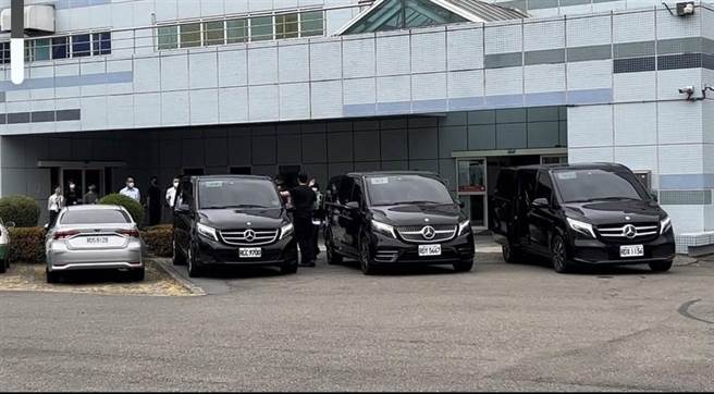 BLACKPINK成员在18日中午抵达小港机场，且走的是「国宾室VIP通道」。（崔正纲摄）