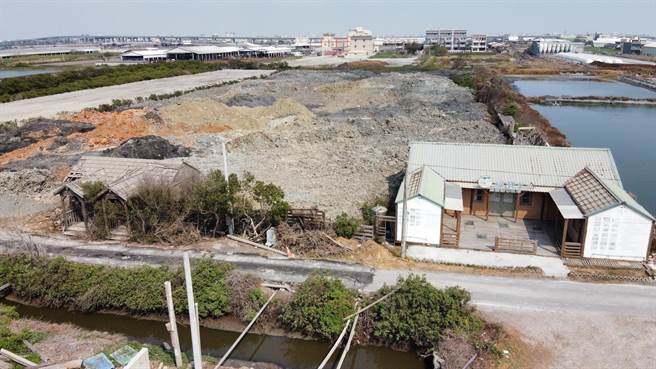 彰化縣福寶生態園區原本是水鳥的天堂，一夕之間變成廢土天堂，大量不明廢棄土，就推置在賞鳥屋和福寶生態館的後方。（彰化縣環保聯盟提供／吳敏菁彰化傳真）