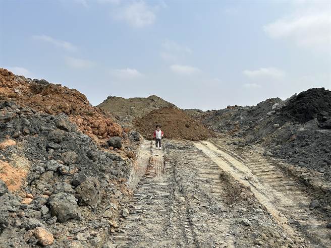 彰化縣福寶生態園區原本是水鳥的天堂，近來大量的廢土入侵 ，還不斷長高。（彰化縣環保聯盟提供／吳敏菁彰化傳真）