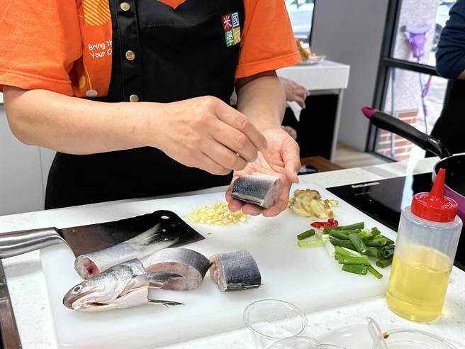 为推广澎湖水产及午仔鱼，澎湖区渔会今天远赴台东关山镇农会举办食鱼教育课程，让纵谷民眾从食用、烹煮认识台湾水产。（蔡旻妤摄）