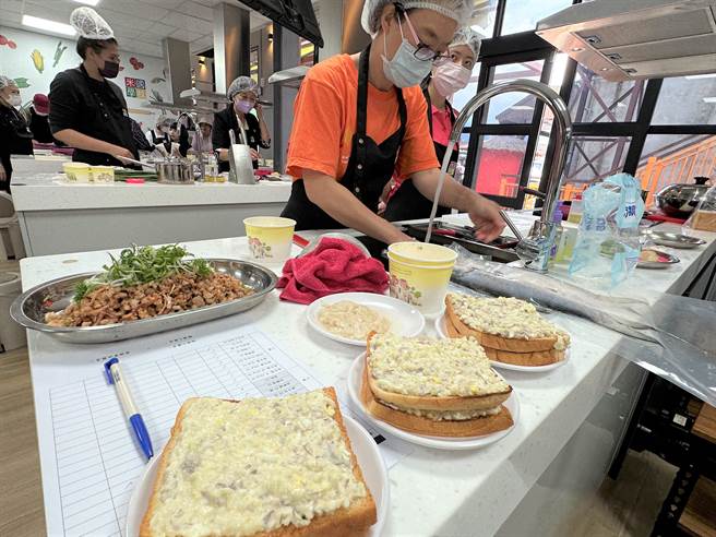 为推广澎湖水产及午仔鱼，澎湖区渔会今天远赴台东关山镇农会举办食鱼教育课程，让纵谷民眾从食用、烹煮认识台湾水产。（蔡旻妤摄）