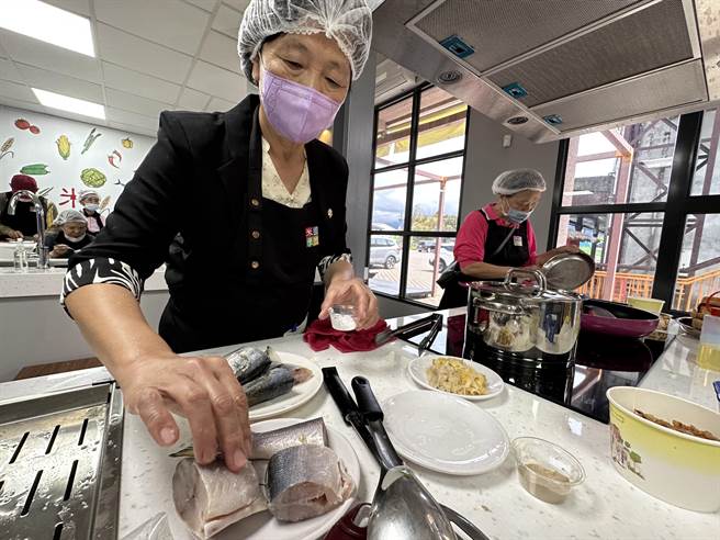 为推广澎湖水产及午仔鱼，澎湖区渔会今天远赴台东关山镇农会举办食鱼教育课程，让纵谷民眾从食用、烹煮认识台湾水产。（蔡旻妤摄）