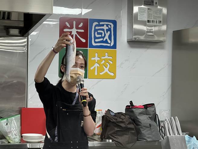 为推广澎湖水产及午仔鱼，澎湖区渔会今天远赴台东关山镇农会举办食鱼教育课程，让纵谷民眾从食用、烹煮认识台湾水产。（蔡旻妤摄）