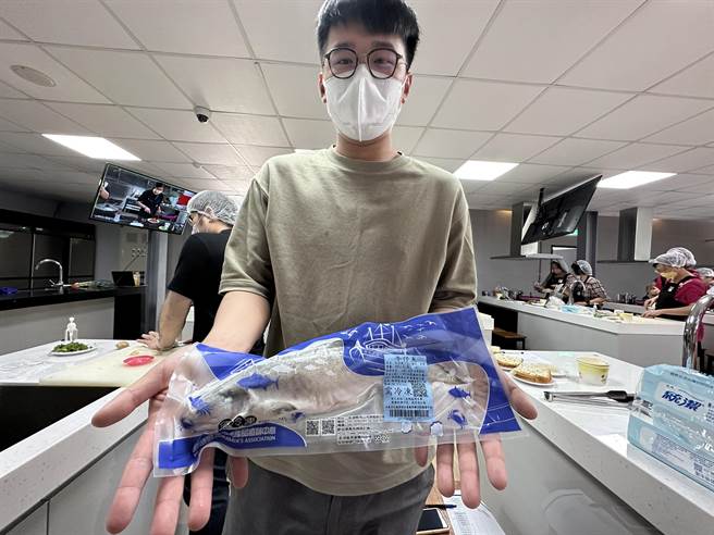为推广澎湖水产及午仔鱼，澎湖区渔会今天远赴台东关山镇农会举办食鱼教育课程，让纵谷民眾从食用、烹煮认识台湾水产。（蔡旻妤摄）