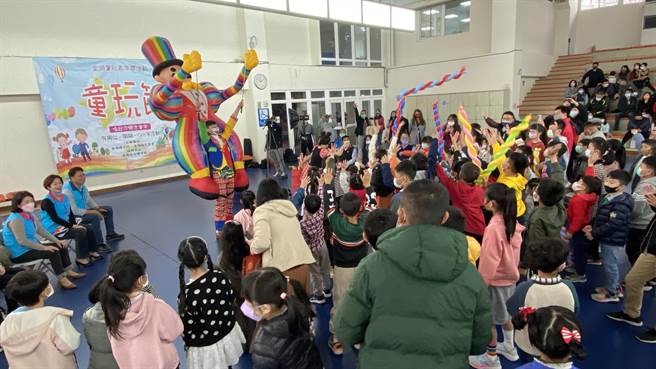 金门金湖镇公所于18、19两日举办「优秀儿童表扬暨童玩节嘉年华活动」，提早欢度儿童节。(于家麒摄)
