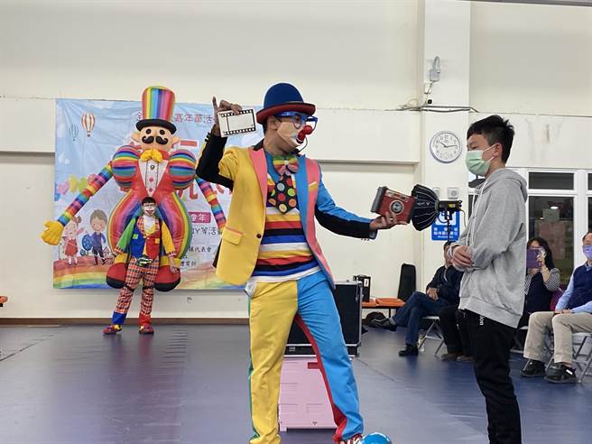 活动邀请台湾儿童表演艺人带来一连串精彩的表演，小朋友们玩得不亦乐乎。(于家麒摄)