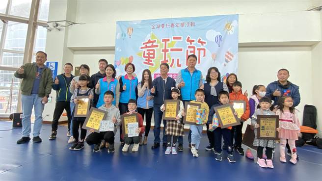 现场颁奖予84位金湖学区各校选拔出来的优秀儿童，勉励持续努力向学。(于家麒摄)