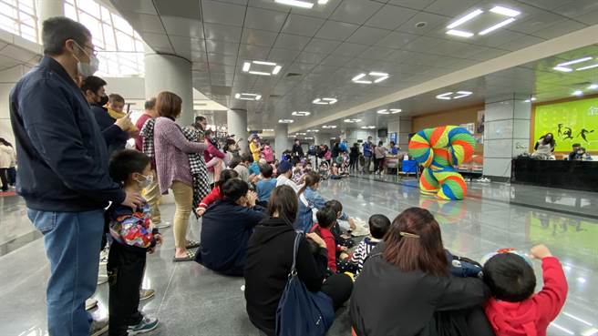 活动现场结合文创市集及童玩节闯关游戏，吸引破千人次参与。(于家麒摄)