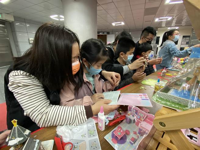 现场有很多古早味亲子DIY摊位，不但让大人回味儿趣，小孩子更是玩得乐翻天。(于家麒摄)