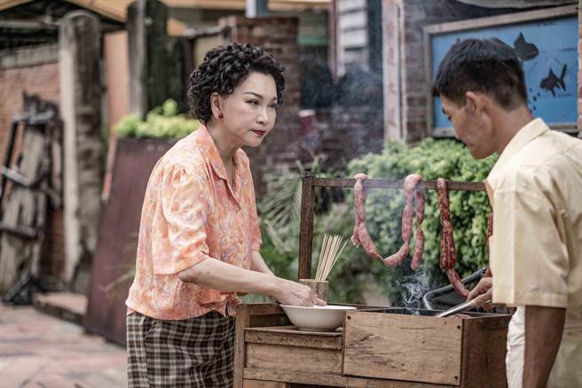 张琼姿（左）挑战诠释性格豪迈慷慨、乐于助人但唯独好酒好赌的「贵妃姐」。（公视、禾丰制作提供）