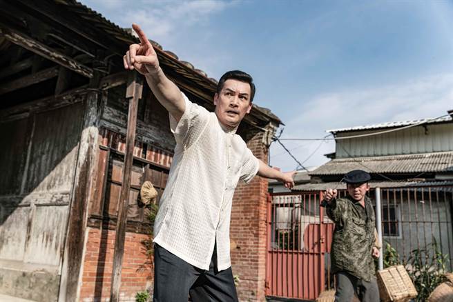 伊正（左）饰演地方老大「金将」，全新角色霸气登场。（公视、禾丰制作提供）