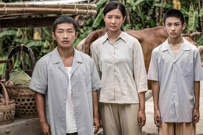 安心亚（中）剧中借腹生子的秘密意外曝光，与弟弟蔡昌宪（左）决定搬家，右为朱宥丞。（公视、禾丰制作提供）