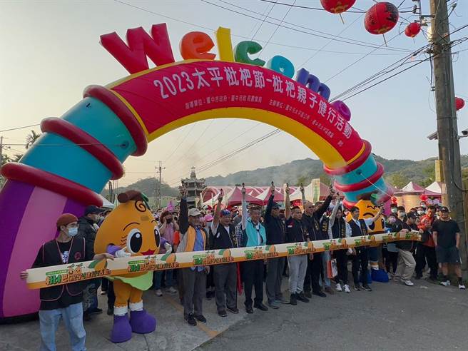 台中太平区公所为推广在地农产品与观光，18日上午于太平区圣和宫举办亲子健行，逾2000位民眾涌入。（太平区公所提供／潘虹恩台中传真）