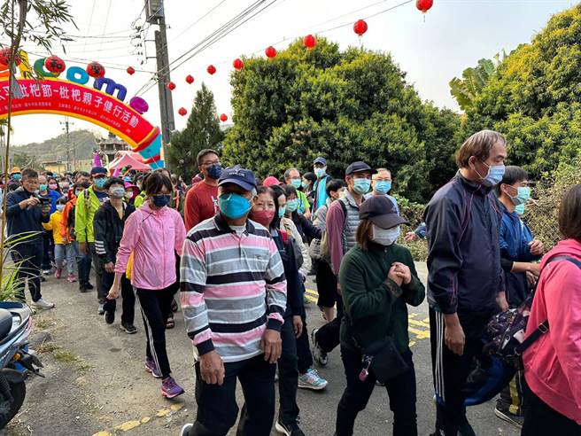 「枇杷亲子健行活动」18日上午7时于圣和宫出发，健行民眾沿头汴坑溪畔漫步至景色优美的台湾潭，跨越一江桥，经由内城桥回到圣和宫。（太平区公所提供／潘虹恩台中传真）