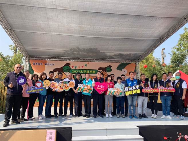 台中太平区公所18日上午于太平区圣和宫举办亲子健行，多位民代、地方人士等皆到场共襄盛举。（太平区公所提供／潘虹恩台中传真）