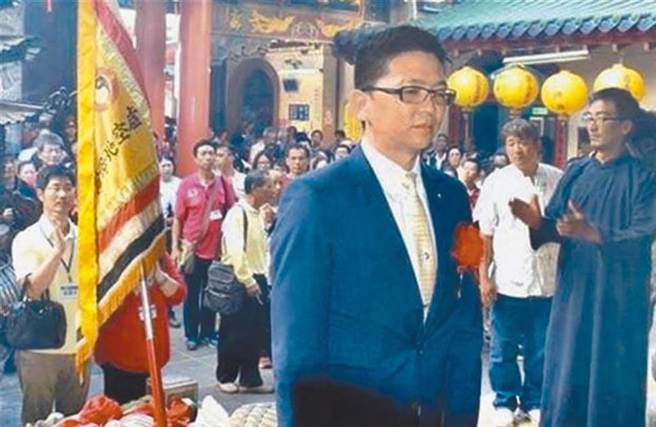 有「台湾巴菲特」之称的亿圆富投资控股集团总裁周瑞庆买通高雄第二监狱的吴姓主任管理员，将私信透过吴交给骆姓秘书。桥头地院18日下午举行羁押庭，审理后对桥头地检署声押吴姓管理员与骆姓秘书裁定羁押禁见。（本报资料照片）