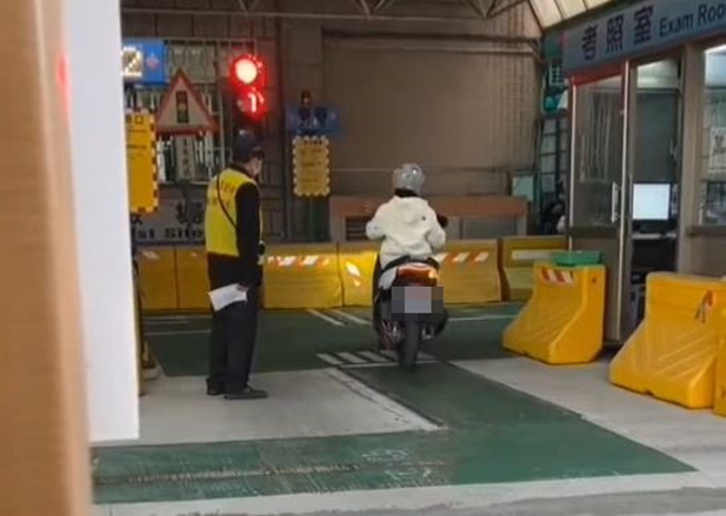 有骑士在考照时，疑似太紧张，在红绿灯号志前左右查看路况后，红灯一亮竟然骑了出去。（翻摄自脸书重机车友 ❘ 各区路况天气、资讯分享中心）
