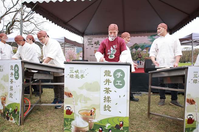 今年的「三峡绿茶季」邀请三峡国宝茶师黄文雄率领眾弟子表演全台少见的手压龙井茶技艺。（台北大学提供）